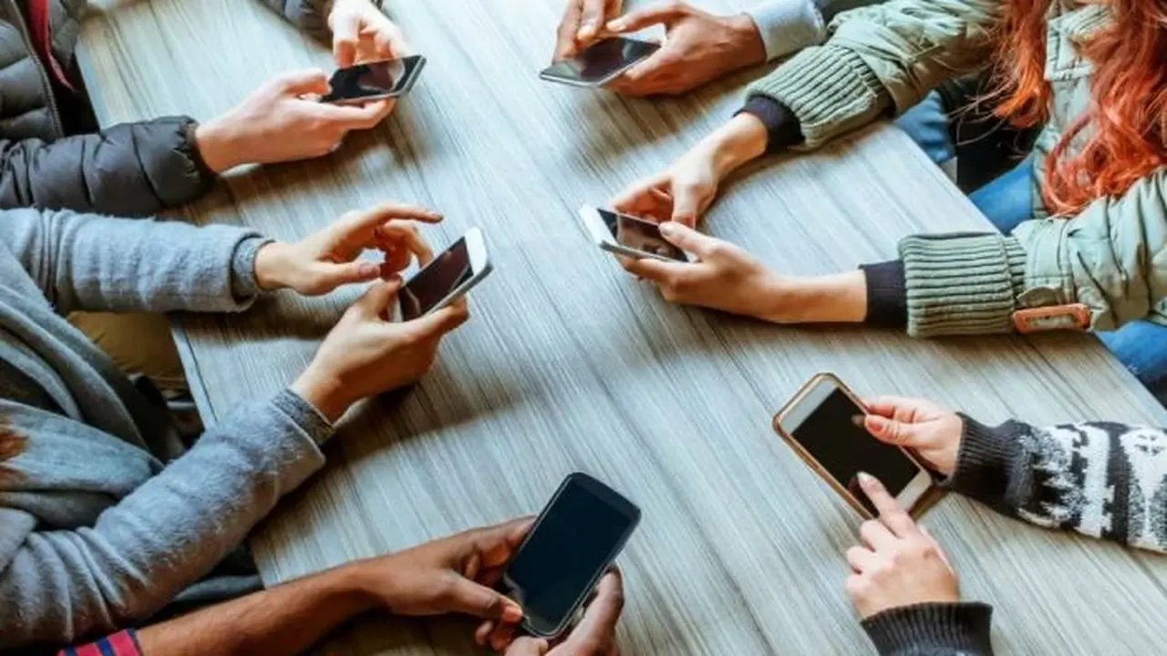 5 ساعات يومياً على الهاتف تثير مخاوف صحية للمراهقين في السعودية